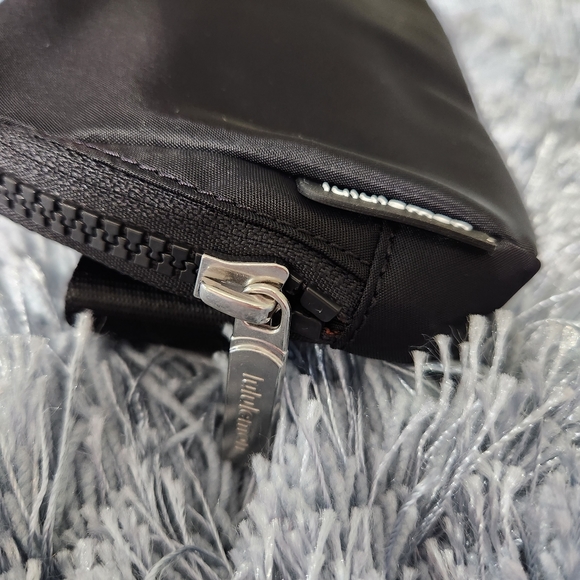 Lululemon Black and White Everywhere Belt Bag 1L - Picture 6 of 11